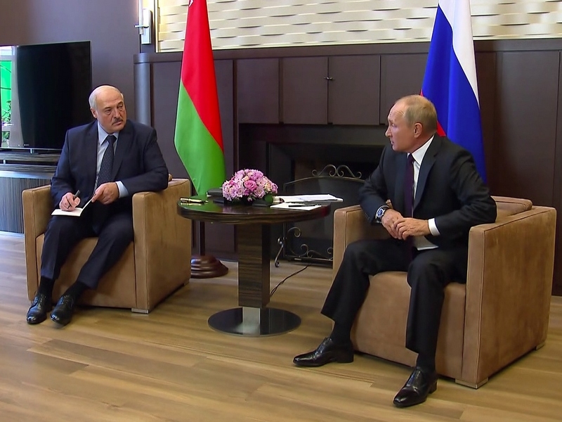 Илья Яшин: Зачем Путин унижается и спасает Лукашенко?