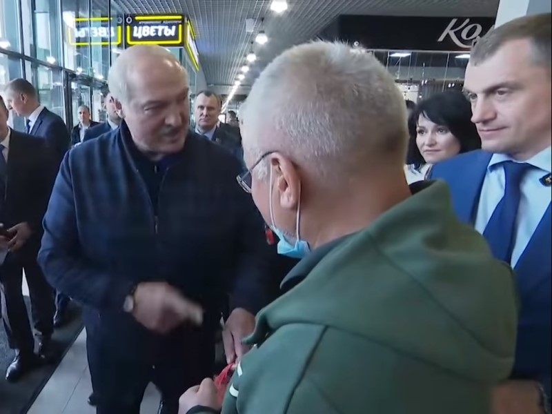 Лукашенко встретил на рынке питерского миллионера с орехами и назвал его соседом