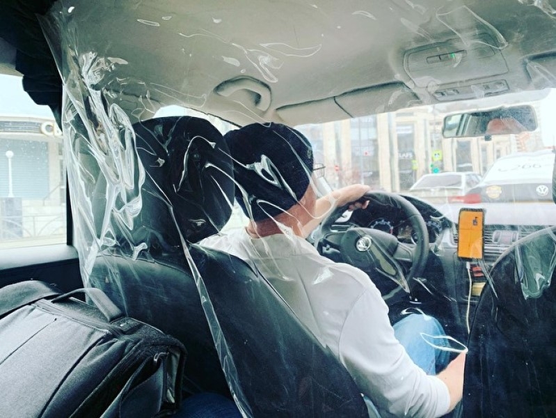 Таксисты Екатеринбурга недоумевают из-за новых антиковидных норм губернатора